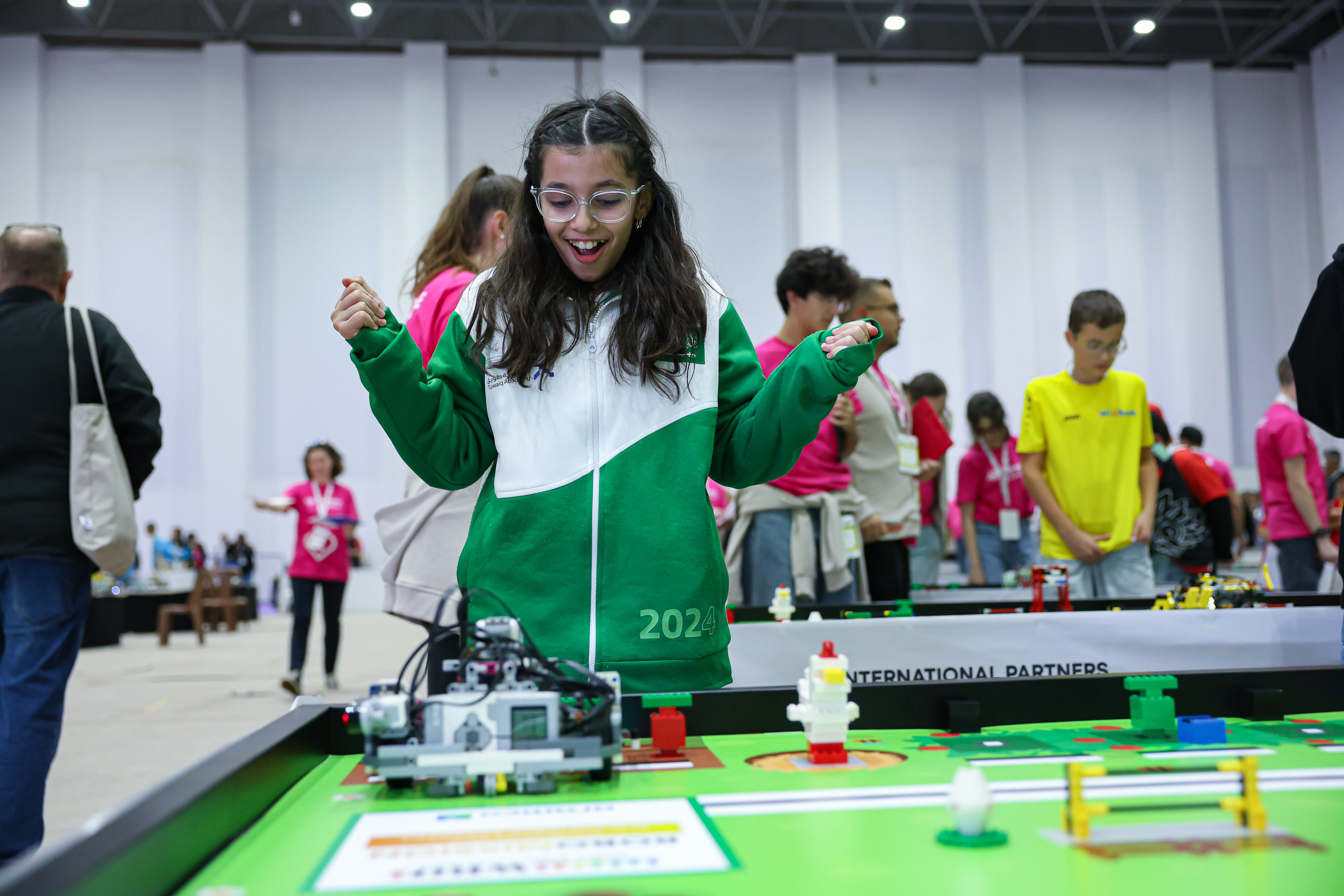 Estudiantes trabajando con robótica