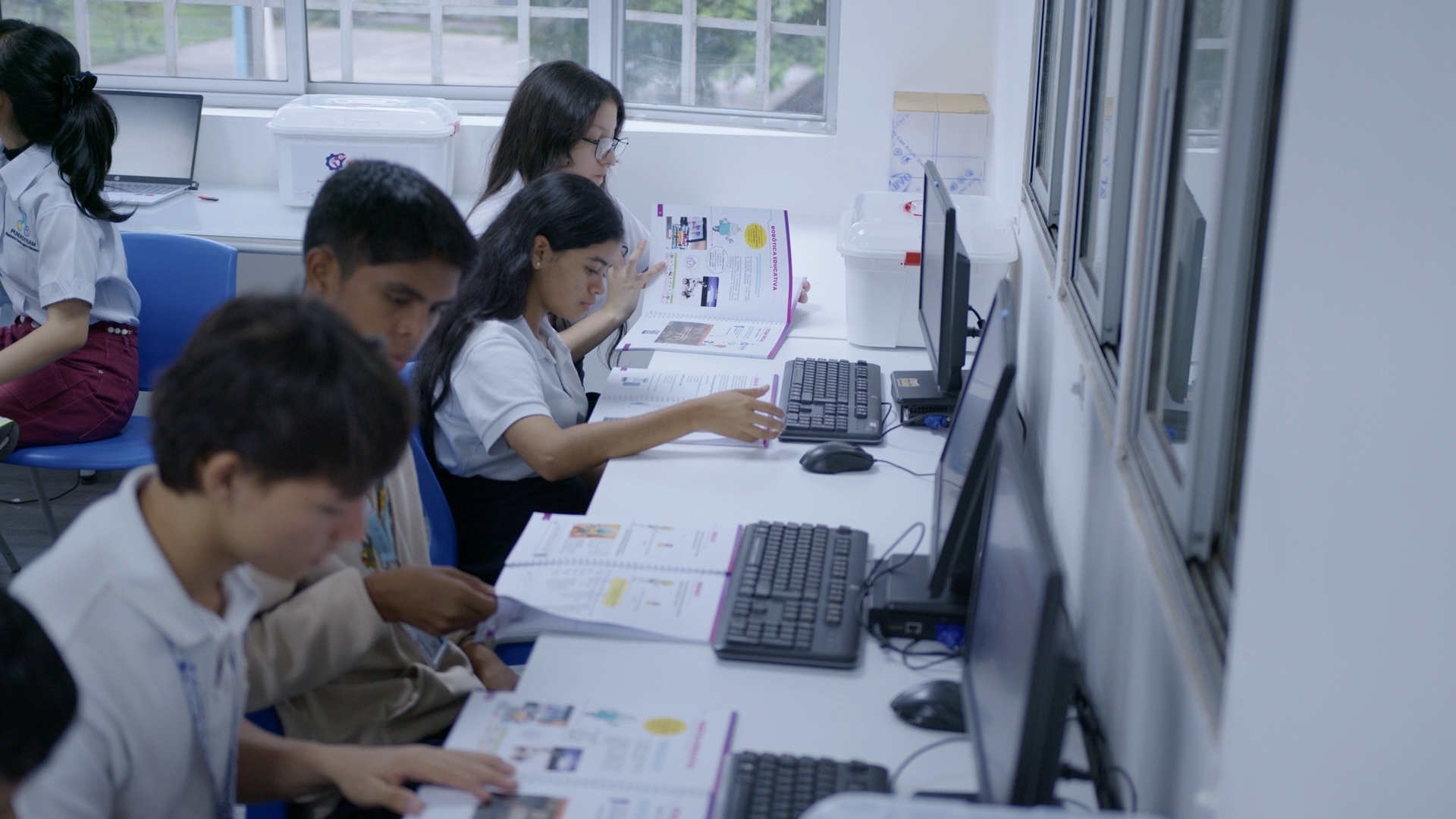Estudiantes trabajando en computadoras